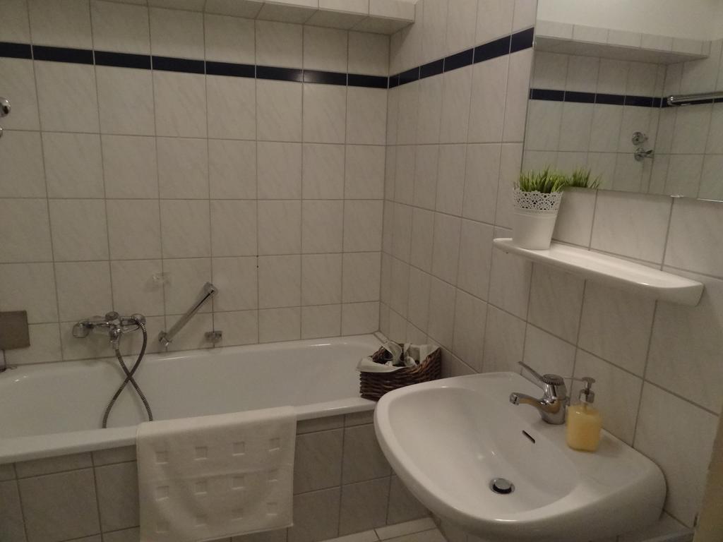 Hotel In Der Strassen Золинген Екстериор снимка